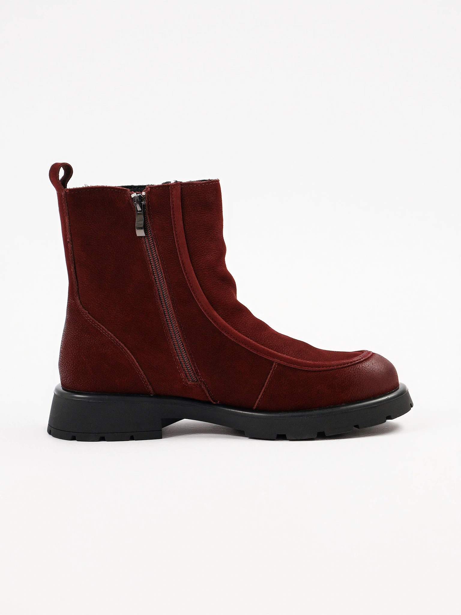 Ботинки бордового цвета на рельефной подошве